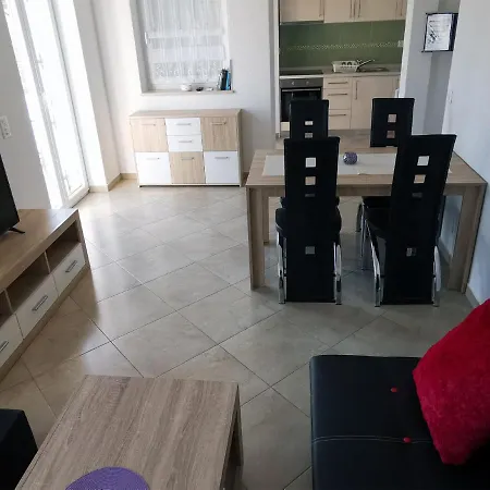 Trojka Apartment